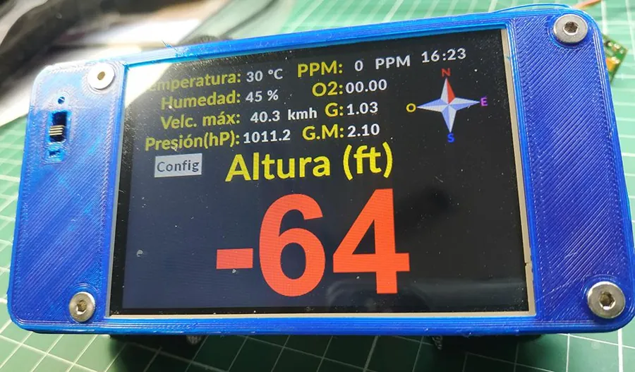 Dispositivo portátil con pantalla que muestra altura, temperatura y otros parámetros
