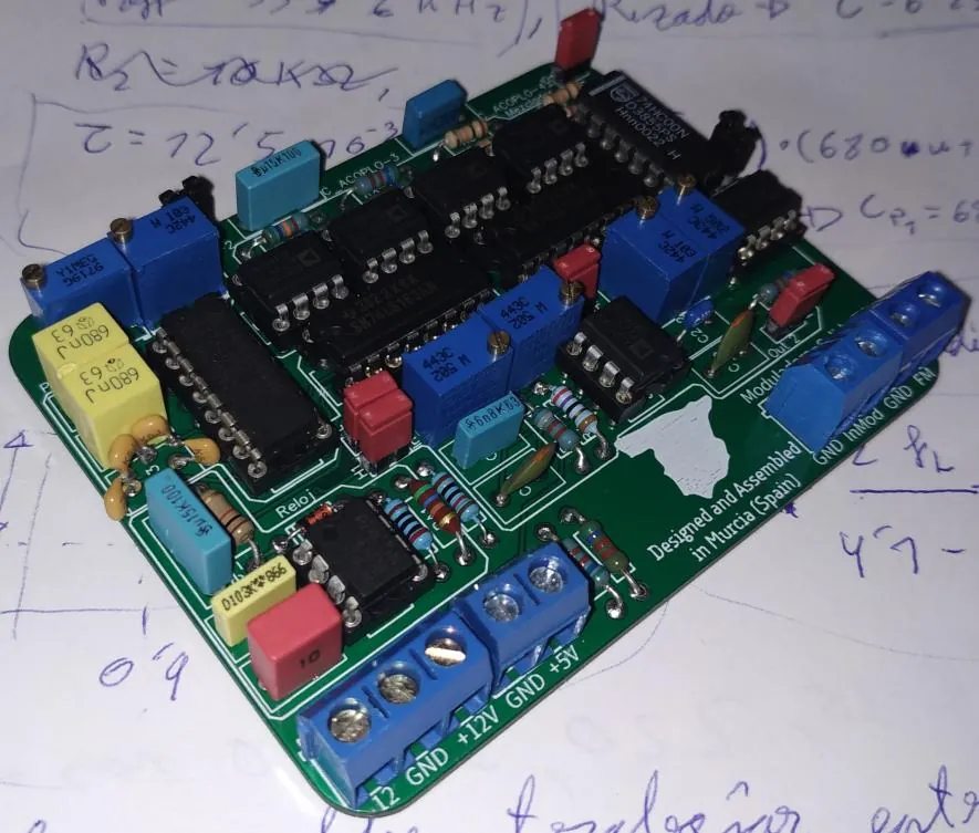 Placa del modulador FM montada con sus componentes