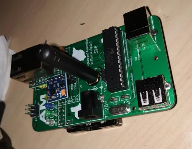 Placa del sistema de posicionamiento con antena y microcontrolador